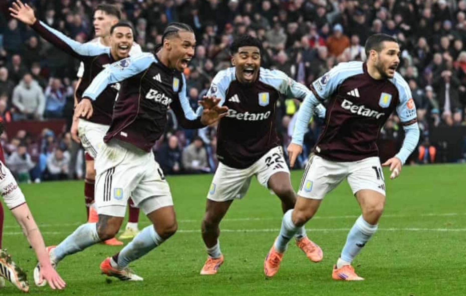 فيلا يشعل البريميرليج بإسقاط آرسنال في الثانية الأخيرة