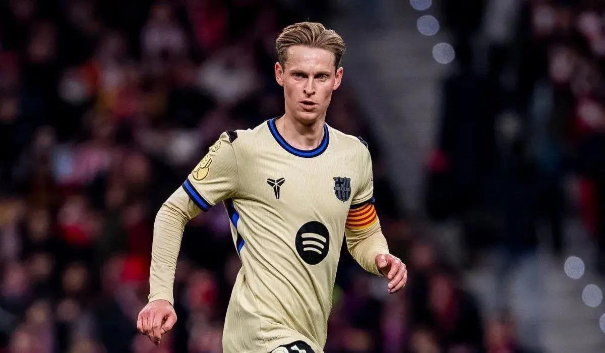 دي يونج خارج موقعة الكامب نو أمام الأتليتي