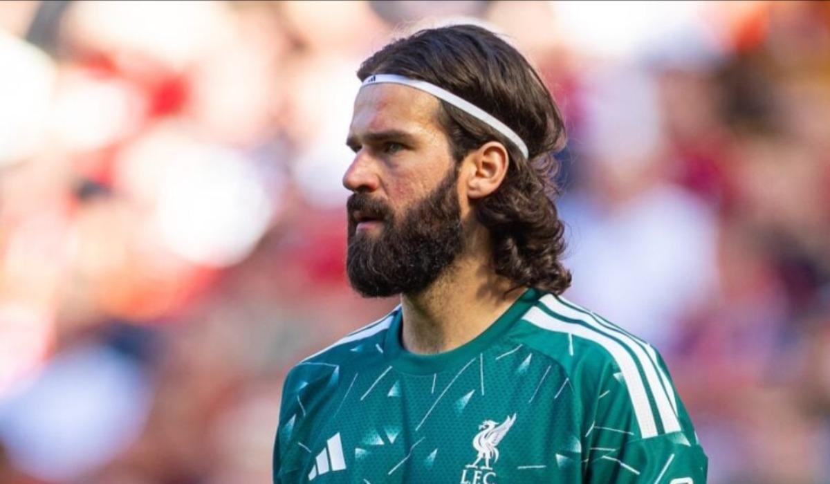 ليفربول يتحرك لتمديد عقد أليسون لموسم إضافي