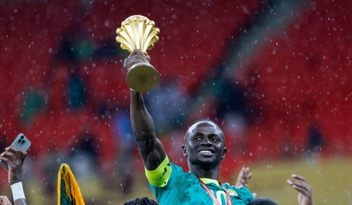 مانيه: مرحبا بأى شخص يريد ان يأخذ صورة تذكارية مع كأس الأمم