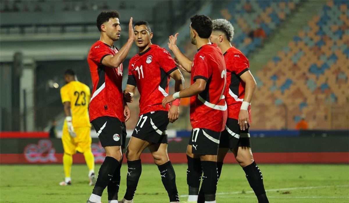 وزير الشباب والرياضة يرافق بعثة المنتخب في رحلته الخارجية