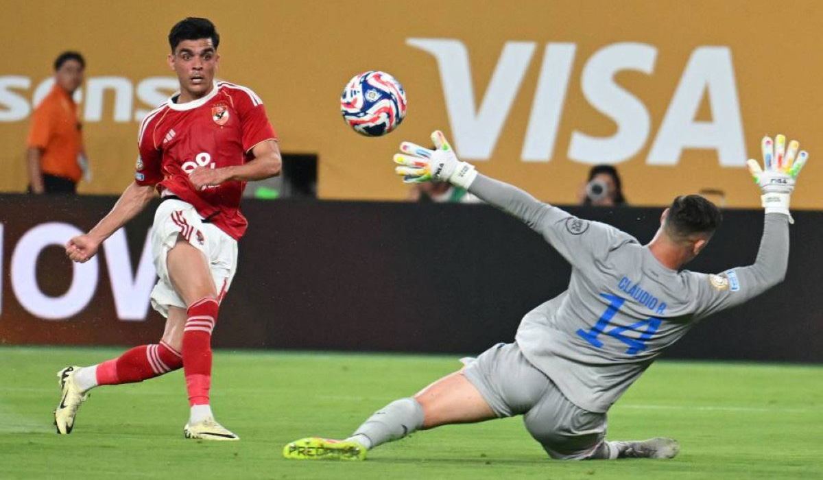 الأهلى يتابع تأهيل كريم فؤاد وبن شرقي