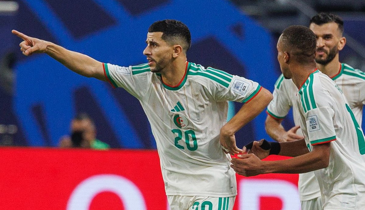 الجزائر تحسم صدارة المجموعة بثنائية أمام العراق