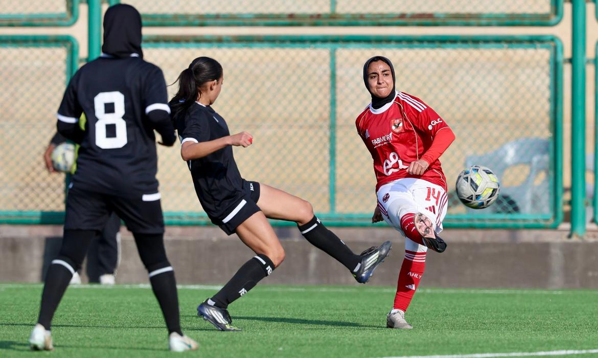 الأهلي يواصل مطاردة مسار على القمة بالفوز على مودرن