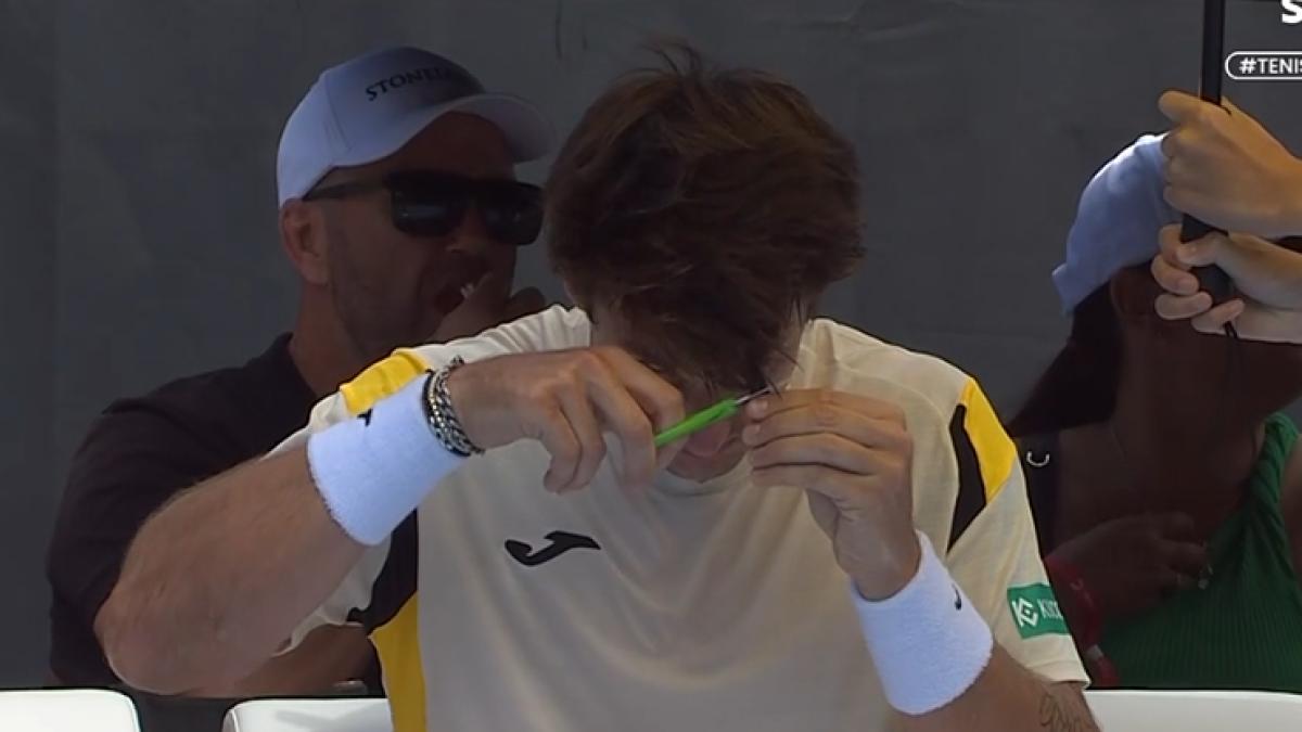 فيديو: لاعب تنس يتصدر التريند بسبب حلاقة الشعر