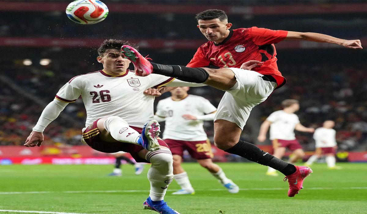 وزير الخارجية الإسباني يدين الهتافات العنصرية في ودية مصر