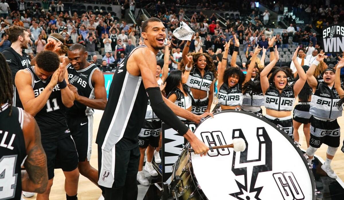 تألق ويمبانياما يقود سبيرز للفوز على مافريكس