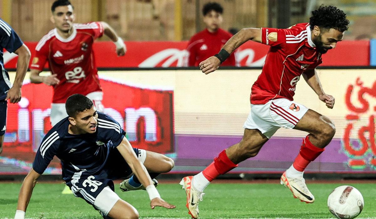 الأهلي يتمسك بمطاردة ثنائي القمة بثلاثية أمام بيراميدز