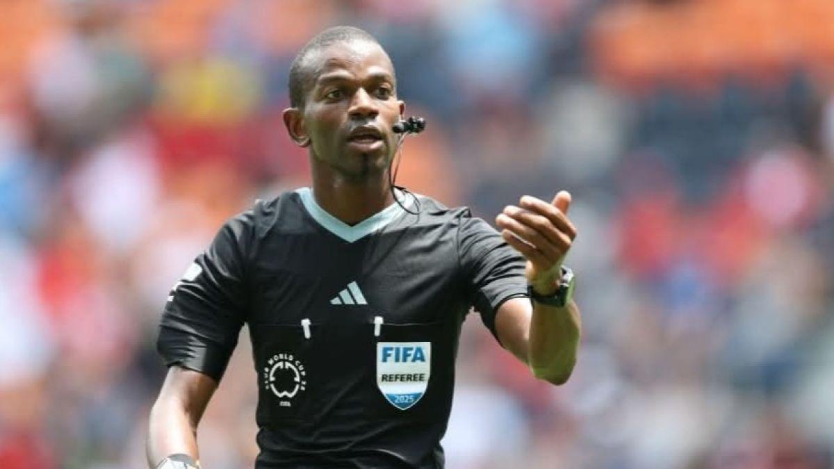 الحكم السنغالي عيسى سي يدير مباراة مصر وزيمبابوي