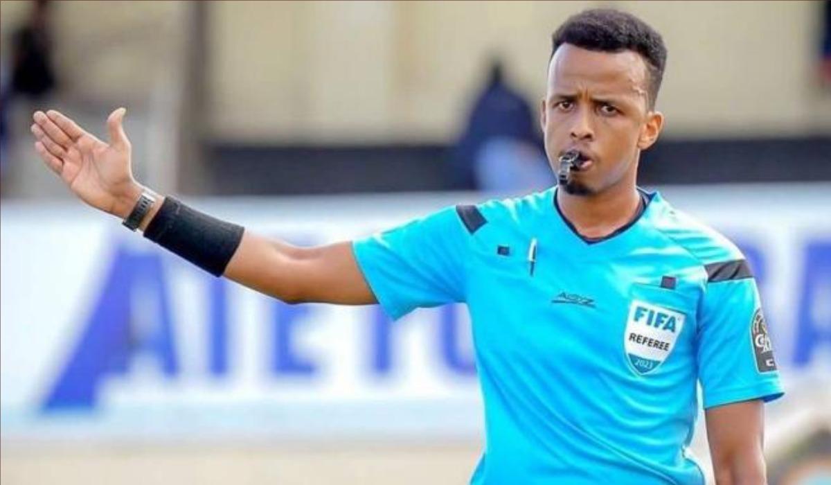 الحكم الصومالي عمر أرتان يدير مواجهة الجزائر ونيجيريا