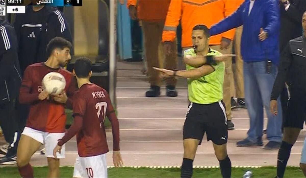 الأهلي يطالب في بيان رسمي سماع المحادثة بين وفا والـVAR