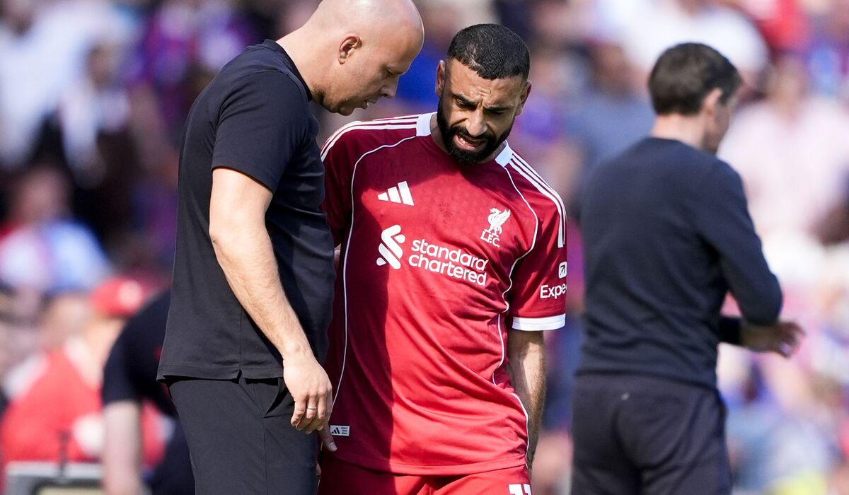 جهاز منتخب مصر يتابع إصابة محمد صلاح