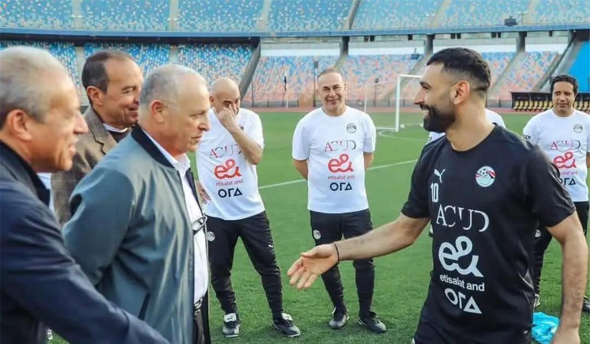 أبو ريدة يطمئن على محمد صلاح بعد الإصابة