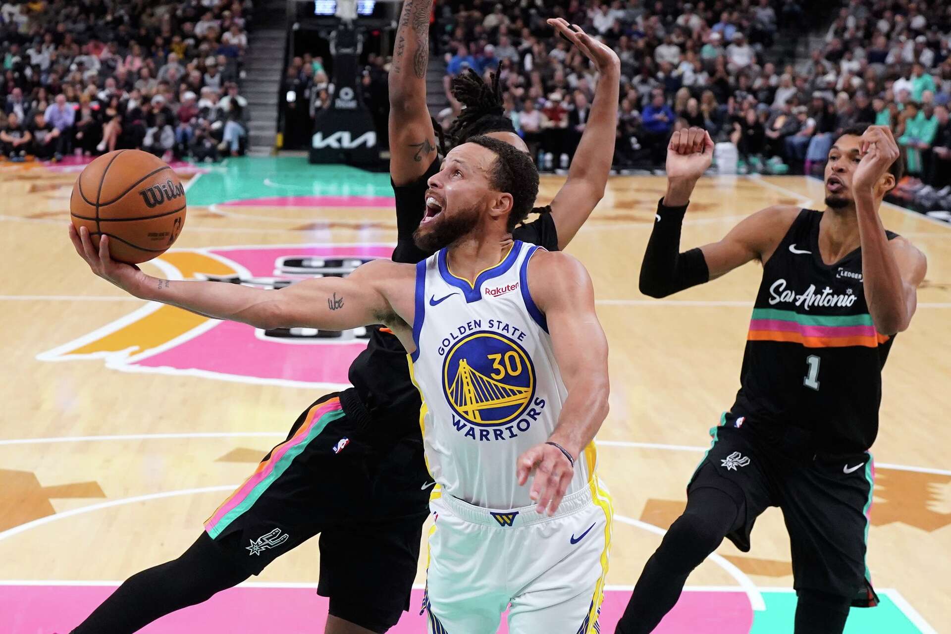 جيلجيوس ألكسندر يقود ثاندر لاكتساح ليكرز وكاري يتألق بـ46 نقطة أمام سبيرز | شاهد