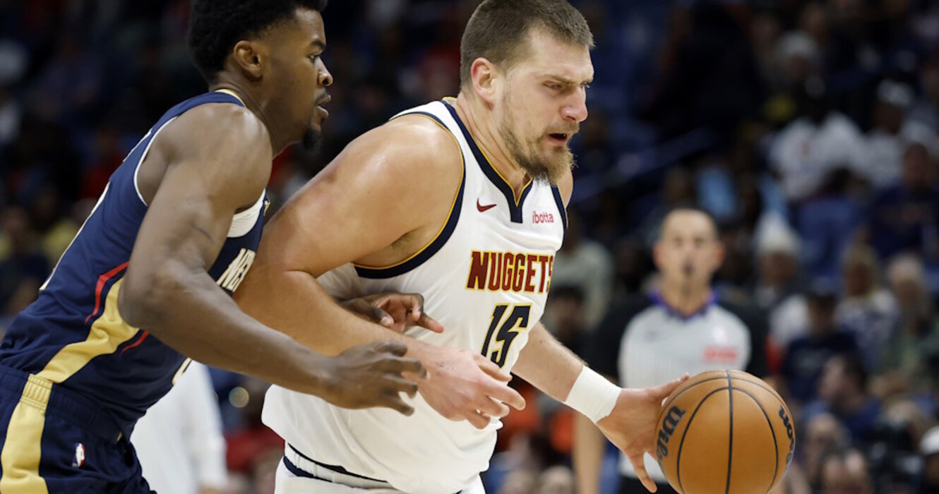 يوكيتش يتألق بثلاثية مزدوجة ويقود دنفر للفوز على بيليكانز في جولة قوية بـNBA | شاهد