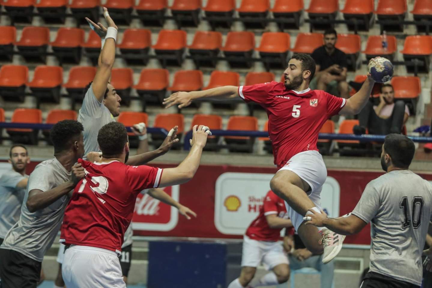 رجال يد الأهلي يتفوقون على الجزيرة 35-30 بعد أيام من حصد لقب السوبر