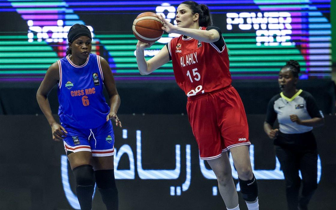 الأهلي يحسم لقب إفريقيا لسيدات السلة بانتصار كبير على فيروفيارو 77-51