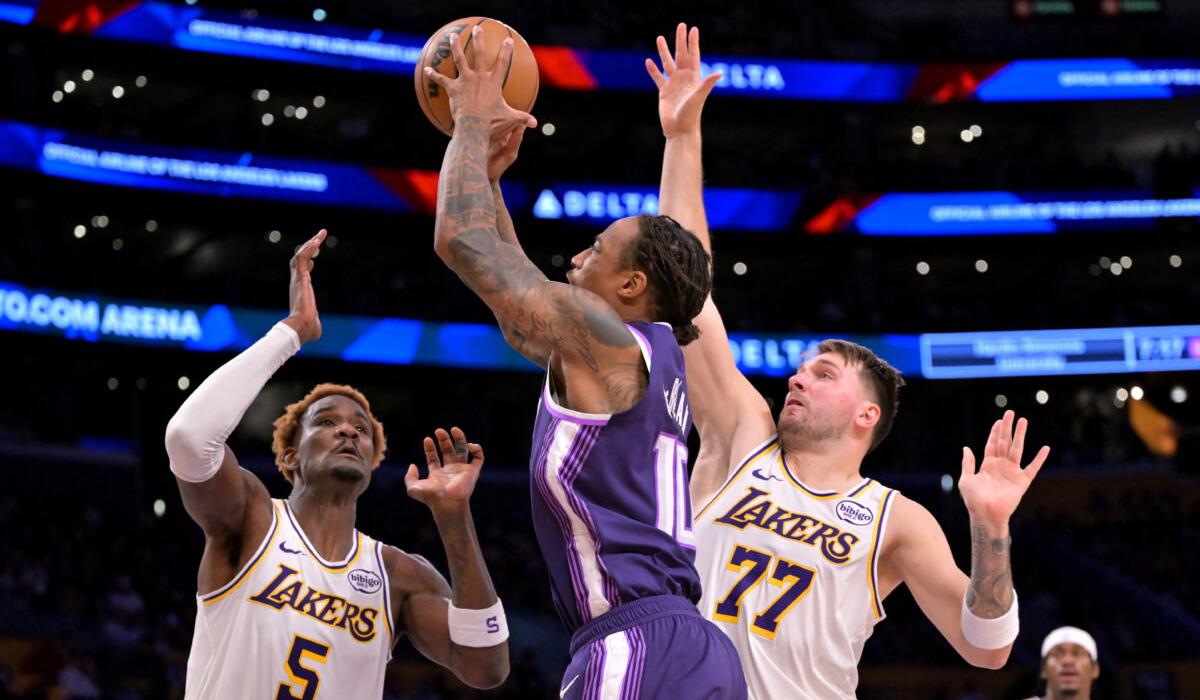 دونتشيتش وليبرون يقودان ليكرز لإنهاء سلسلة الهزائم أمام كينجز | شاهد