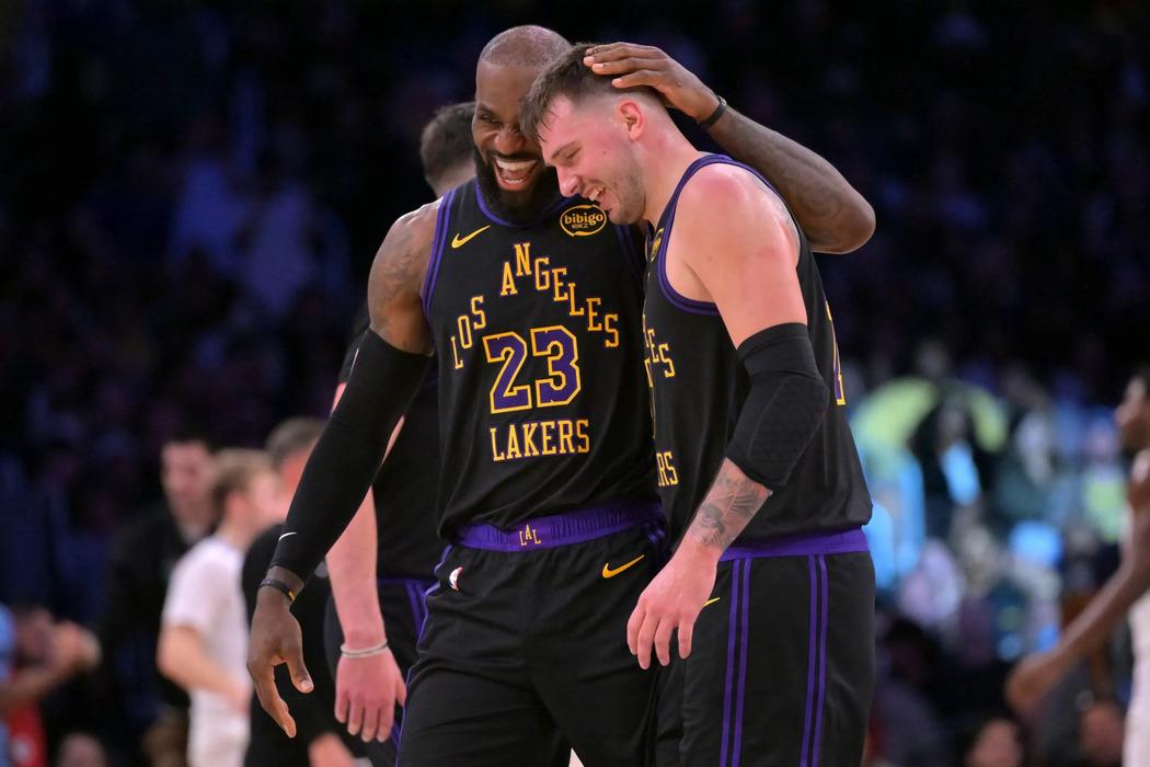 تألق دونتشيتش وليبرون يقود ليكرز للفوز أمام جريزليز | شاهد