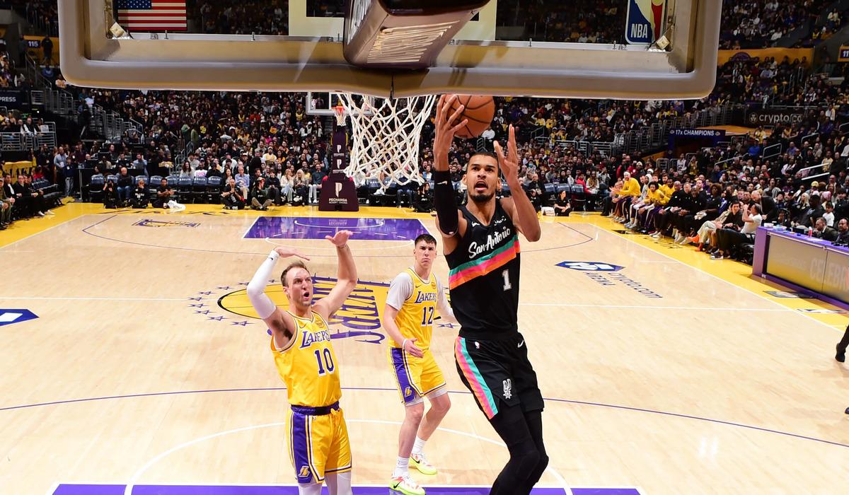 ويمبانياما يسجل 40 نقطة ويقود سبيرز لاكتساح ليكرز | شاهد