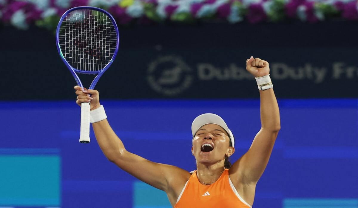جيسيكا بيجولا تتوج بلقب بطولة دبي للتنس 2026 بعد فوزها على إلينا سفيتولينا... بالفيديو