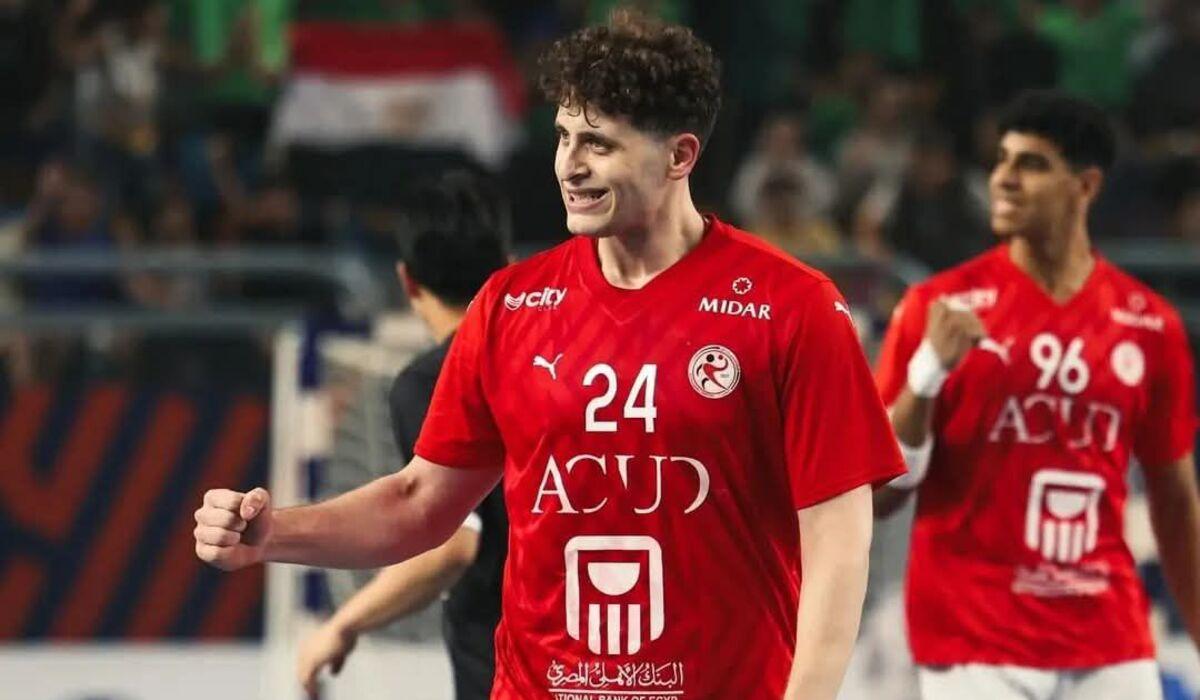 قائد شباب اليد يتعرض لالتواء شديد في الكاحل خلال تدريبات فريقه الإسباني