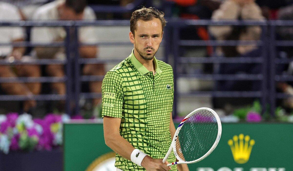 ميدفيديف يصل إنديان ويلز للتنس بعد تأخره في دبي بسبب التوترات الإقليمية