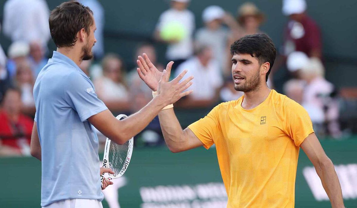 مفاجأة في إنديان ويلز.. ميدفيديف يقصي ألكاراز ويبلغ النهائي | شاهد