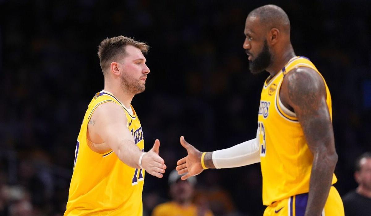 ليبرون يثني على موهبة دونتشيتش بعد فوز ليكرز على دنفر | شاهد