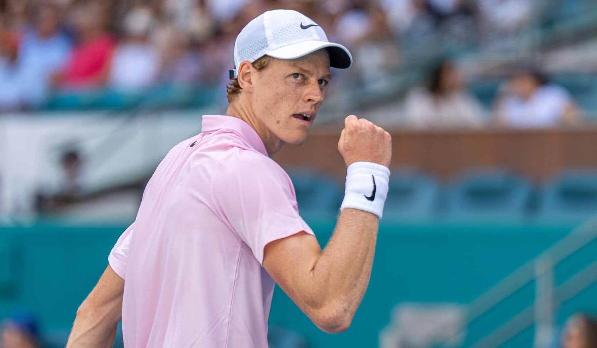 سينر يتألق في ميامي للتنس ويعادل رقم ديوكوفيتش | بالفيديو