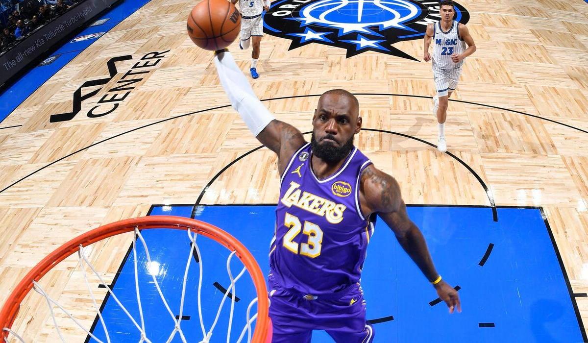 ليبرون جيمس ينفرد برقم تاريخي في عدد مباريات الـNBA | شاهد