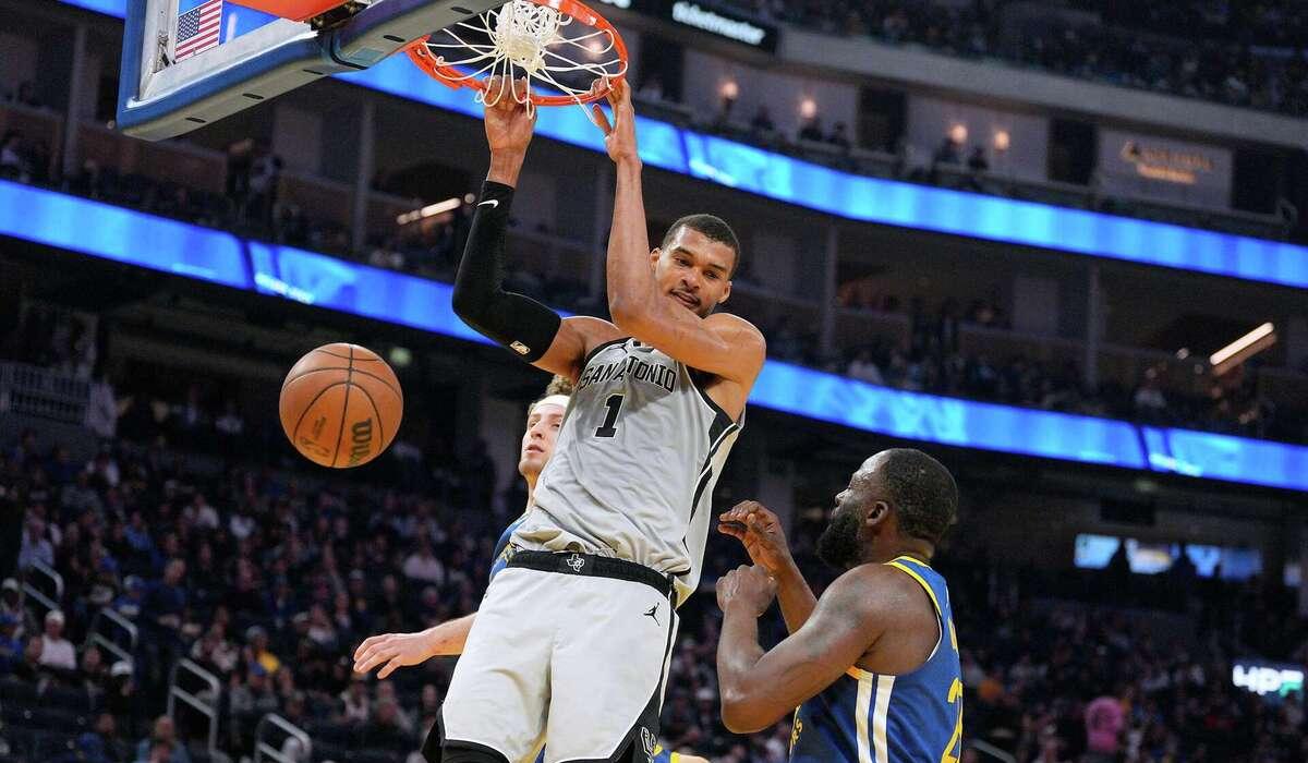 ويمبانياما يتألق ويقود سبيرز للفوز العاشر على التوالي في الـNBA | شاهد