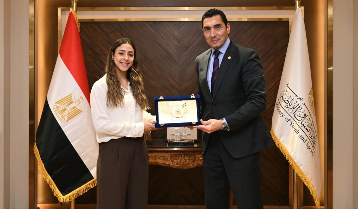 وزير الرياضة يكرم هانيا الحمامي بعد تتويجها ببطولة الجونة للإسكواش