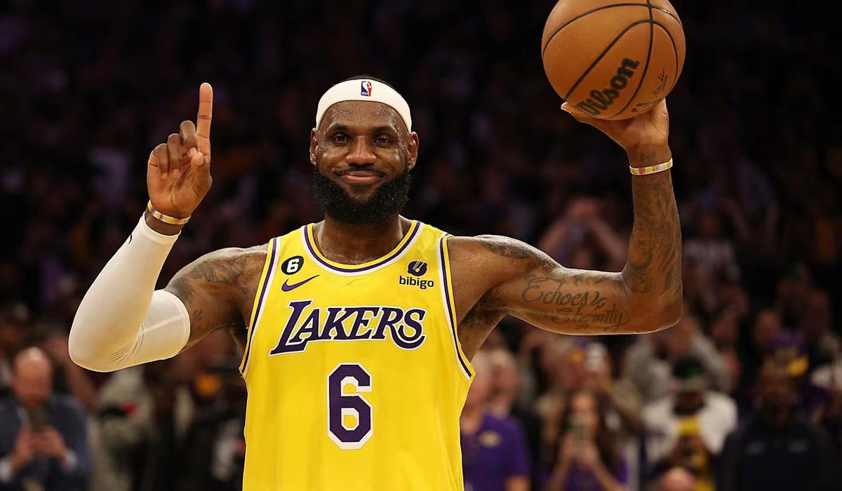 ليبرون يحقق رقما تاريخيا رغم سقوط الليكرز