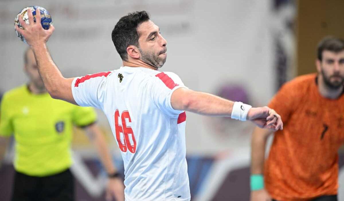أحمد الأحمر : لعبت 15 عاما بقطع في الرباط الصليبي