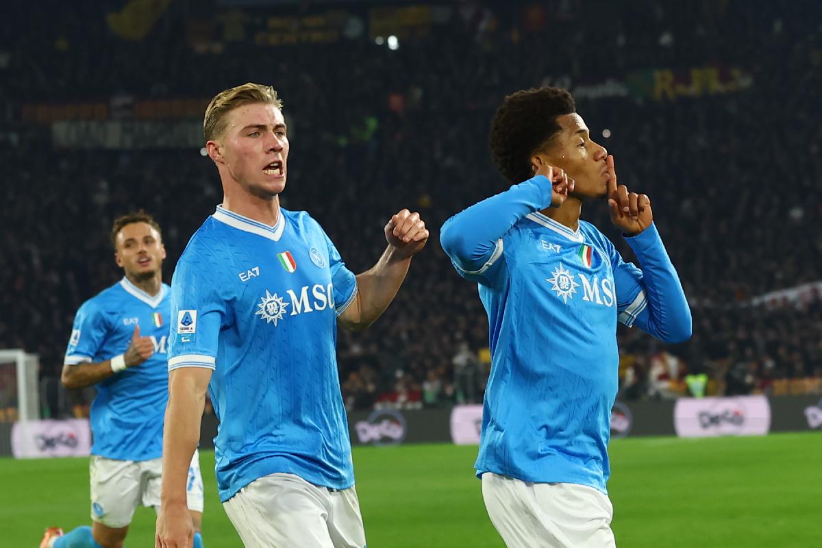 نابولي يتساوى في صدارة الكالشيو مع ميلان بفوزه على روما بهدف