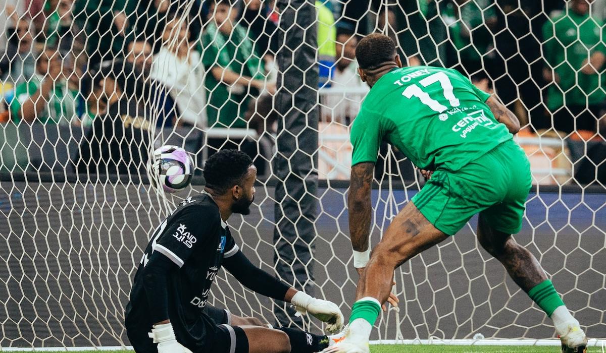 أهلي جدة يستعيد توازنه ويهزم الحزم بثنائية 