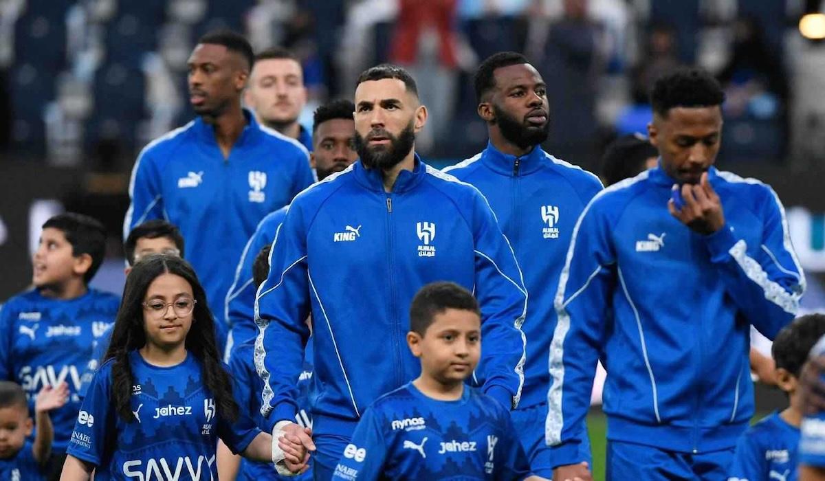 الهلال يعلن غياب بنزيما أسبوعين