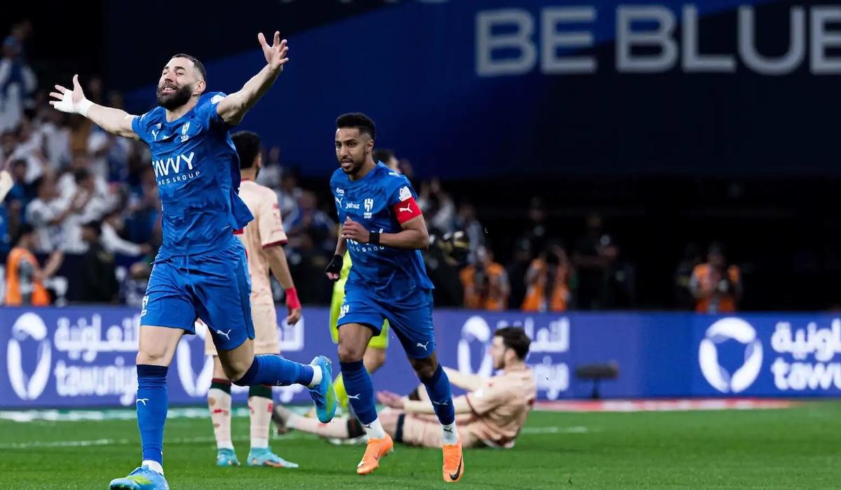 هاتريك بنزيما يقود الهلال لاكتساح الخلود بسداسية 