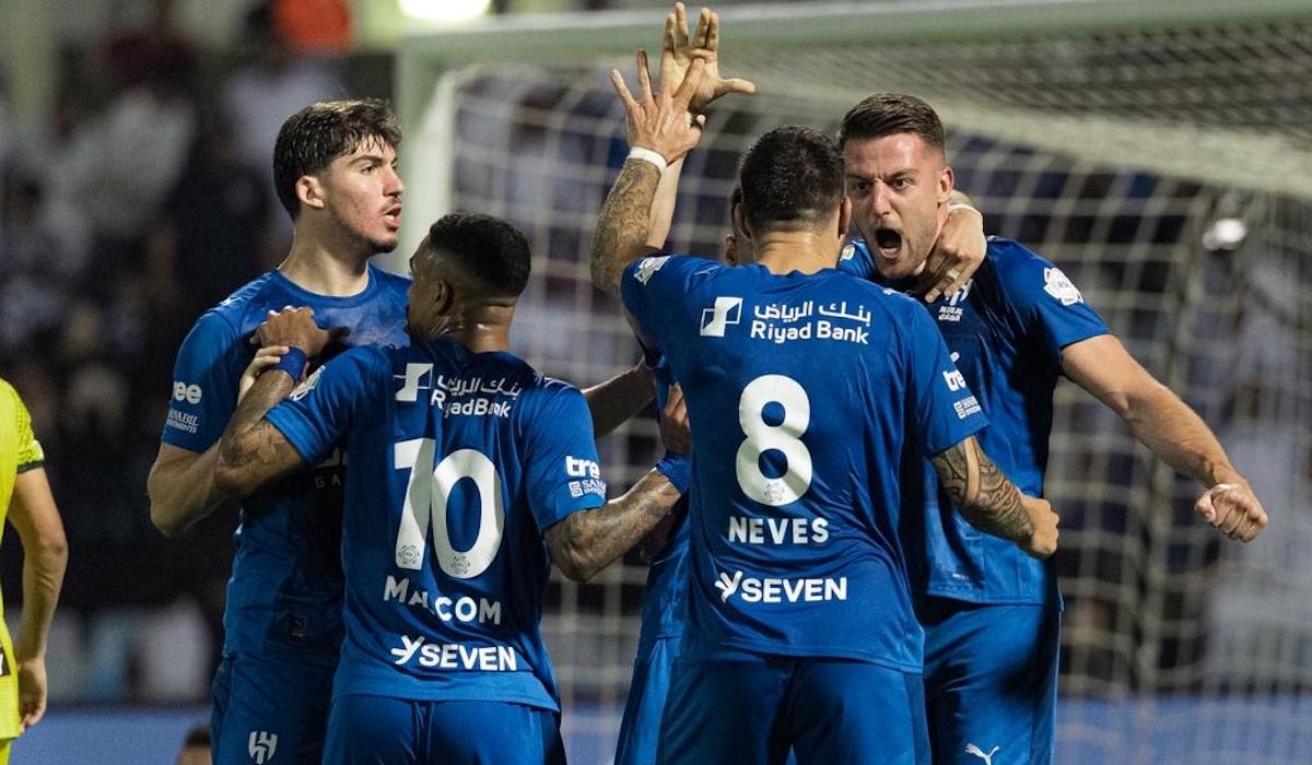 قبل الكلاسيكو..اشتعال صراع لقب الدوري السعودي بفوز الهلال على الخليج 