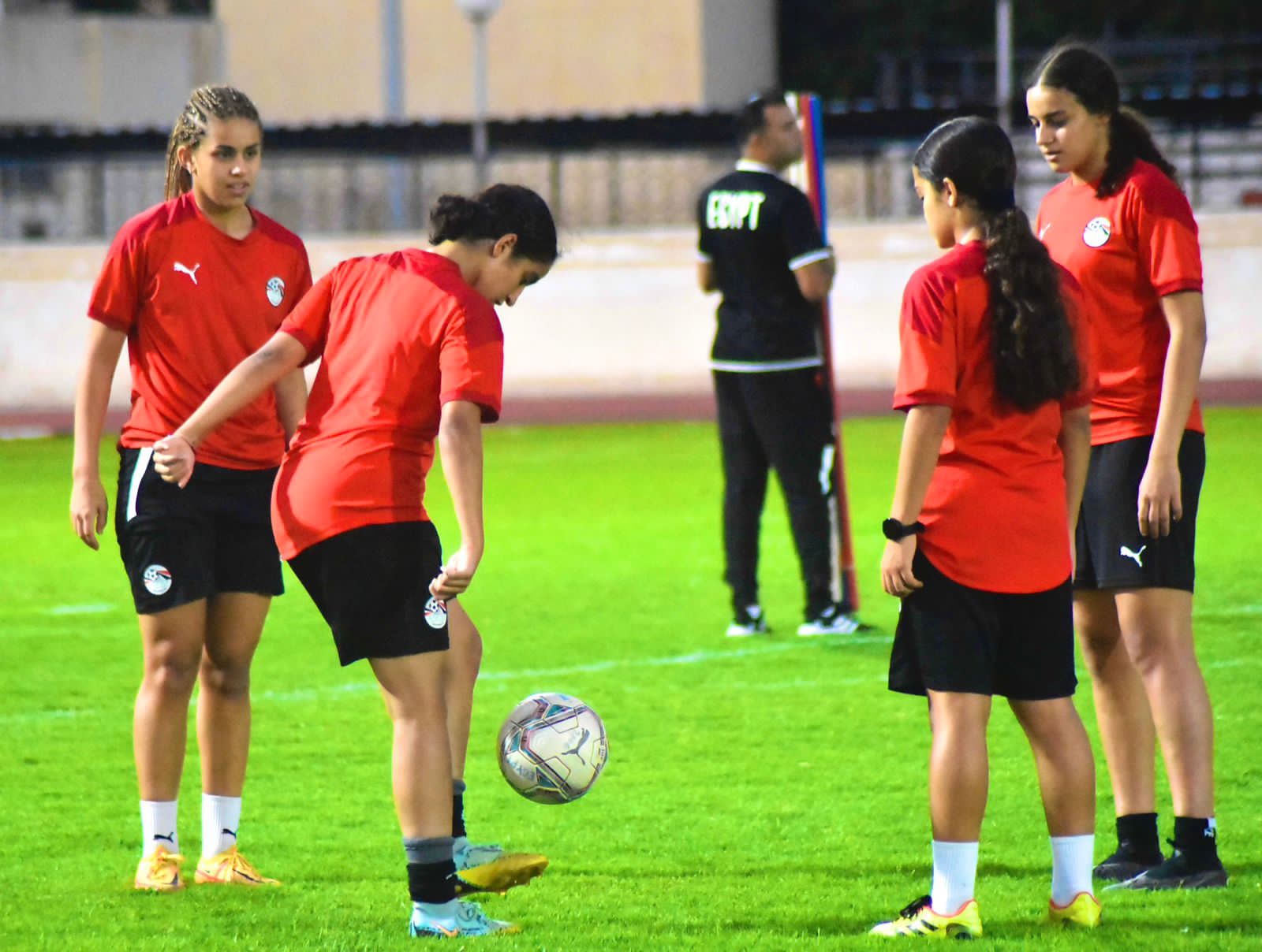 معكسر مفتوح لمنتخب الكرة النسائية اليوم