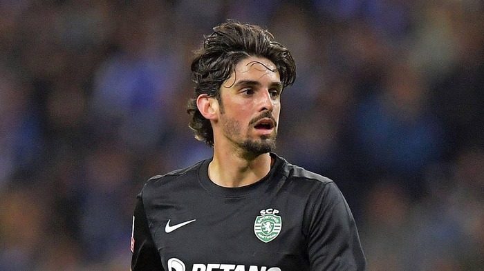 لاعب برشلونه السابق يشعل الصراع بين قطبي مانشستر