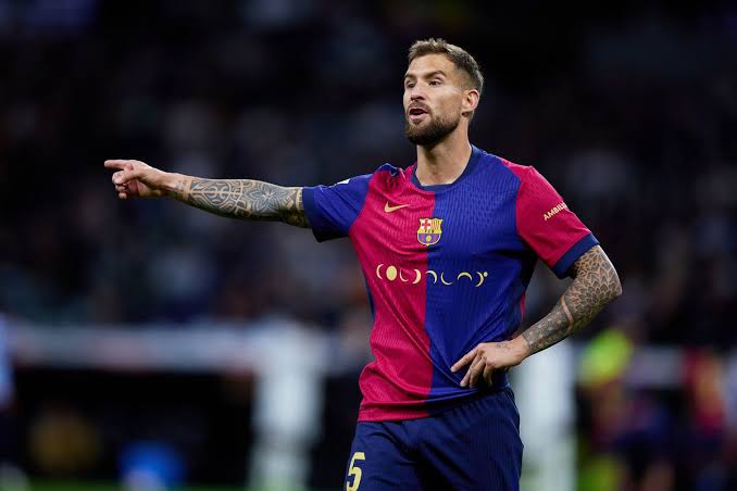 مدافع برشلونة يجدد عقده رسميا لعام إضافي