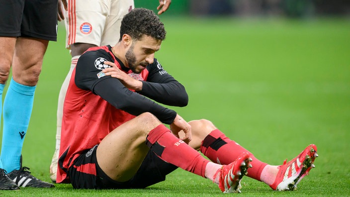 ليفركوزن يفقد مدافعه لنهاية الموسم