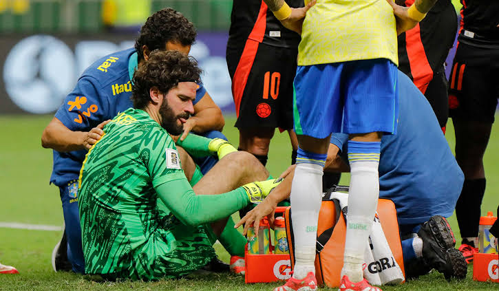 أليسون يغادر معسكر المنتخب البرازيلي للإصابة
