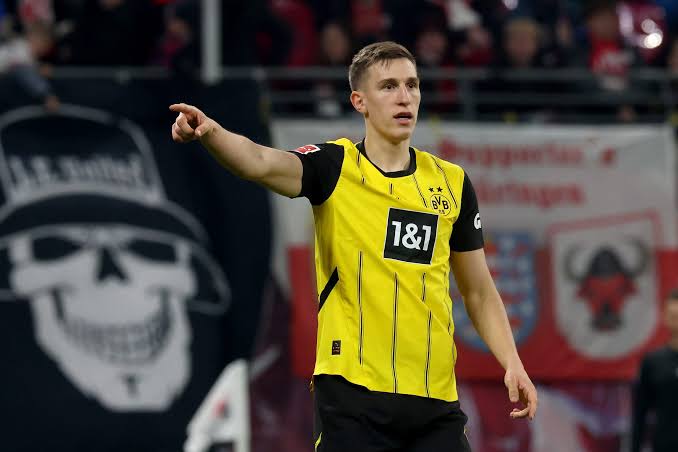 بي إس جي آخر المنضمين لسباق التعاقد مع مدافع دورتموند