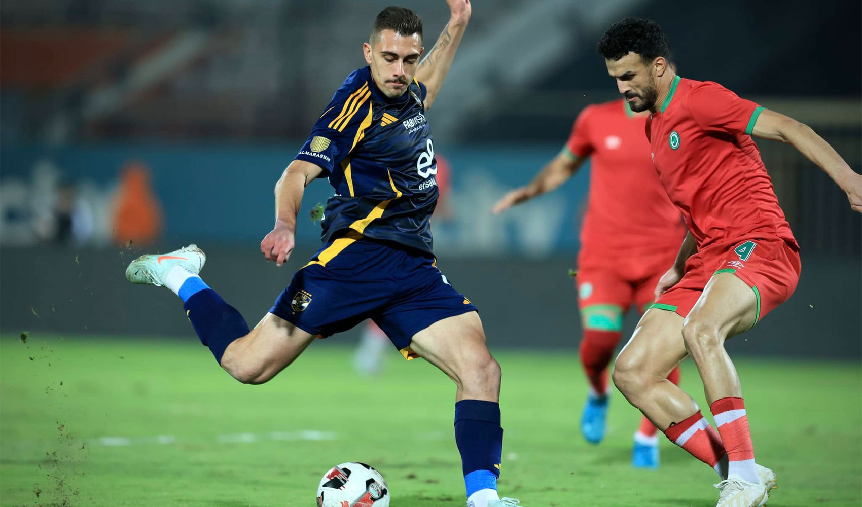 الأهلي يسعى لحل أزمة تأشيرة جراديشار وبن شرقي