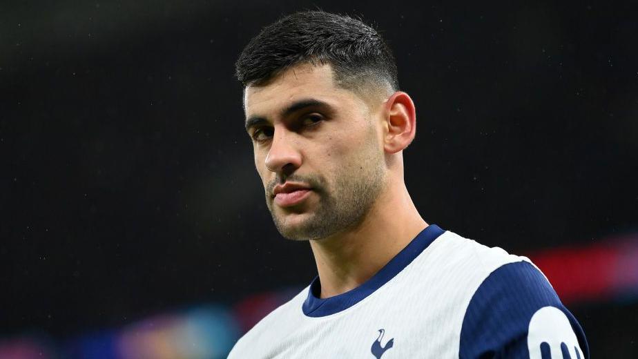 مدافع السبيرز يفتح الباب للعب في الليجا