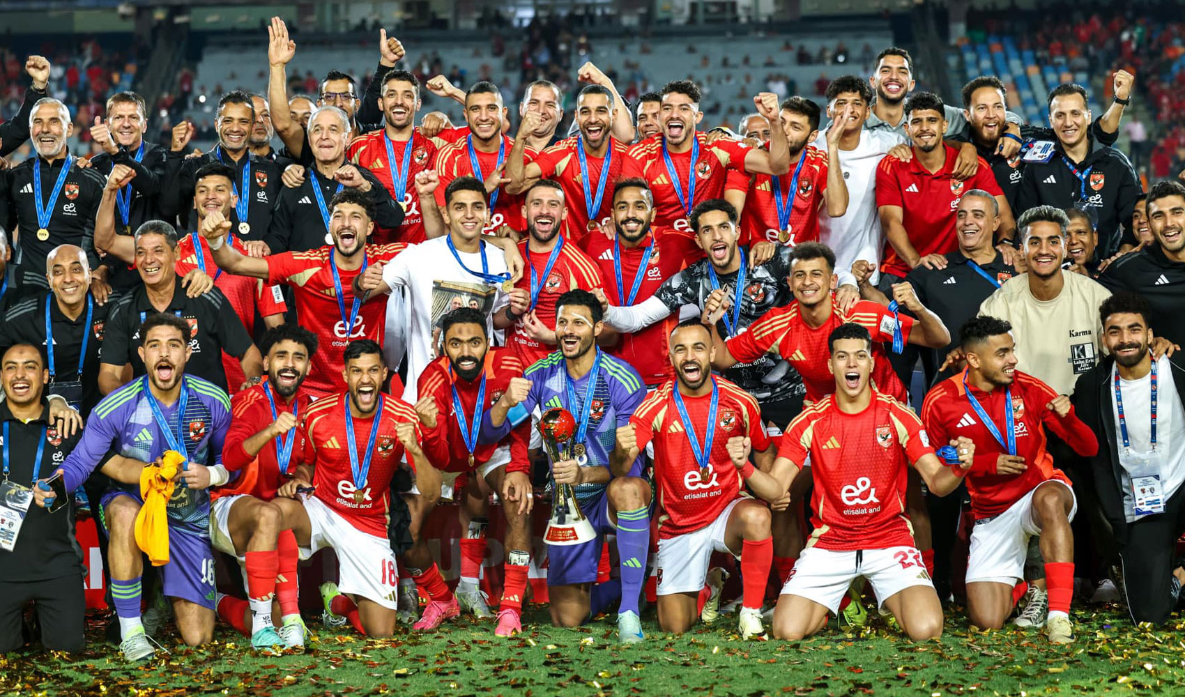 الأهلي يتسلم مكافأة كأس القارات الثلاث