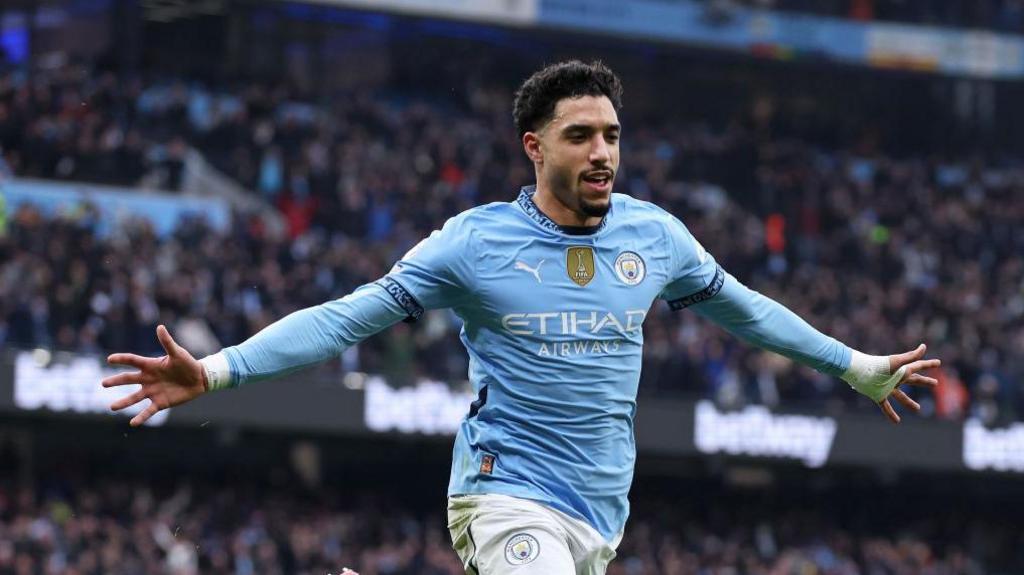 جاري نيفيل ينهال بالمديح على عمر مرموش